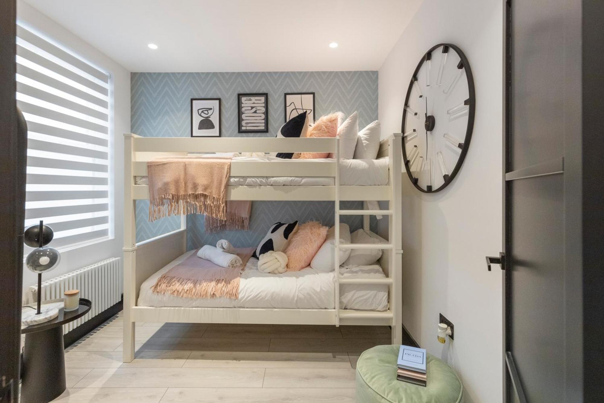 Unwind In Style 2Br With Cozy Backyard For Groups Lejlighed London Eksteriør billede