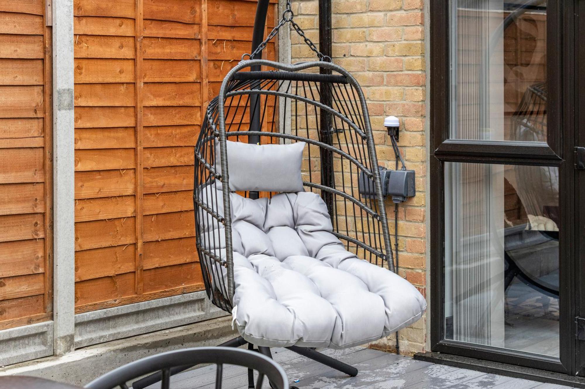 Unwind In Style 2Br With Cozy Backyard For Groups Lejlighed London Eksteriør billede