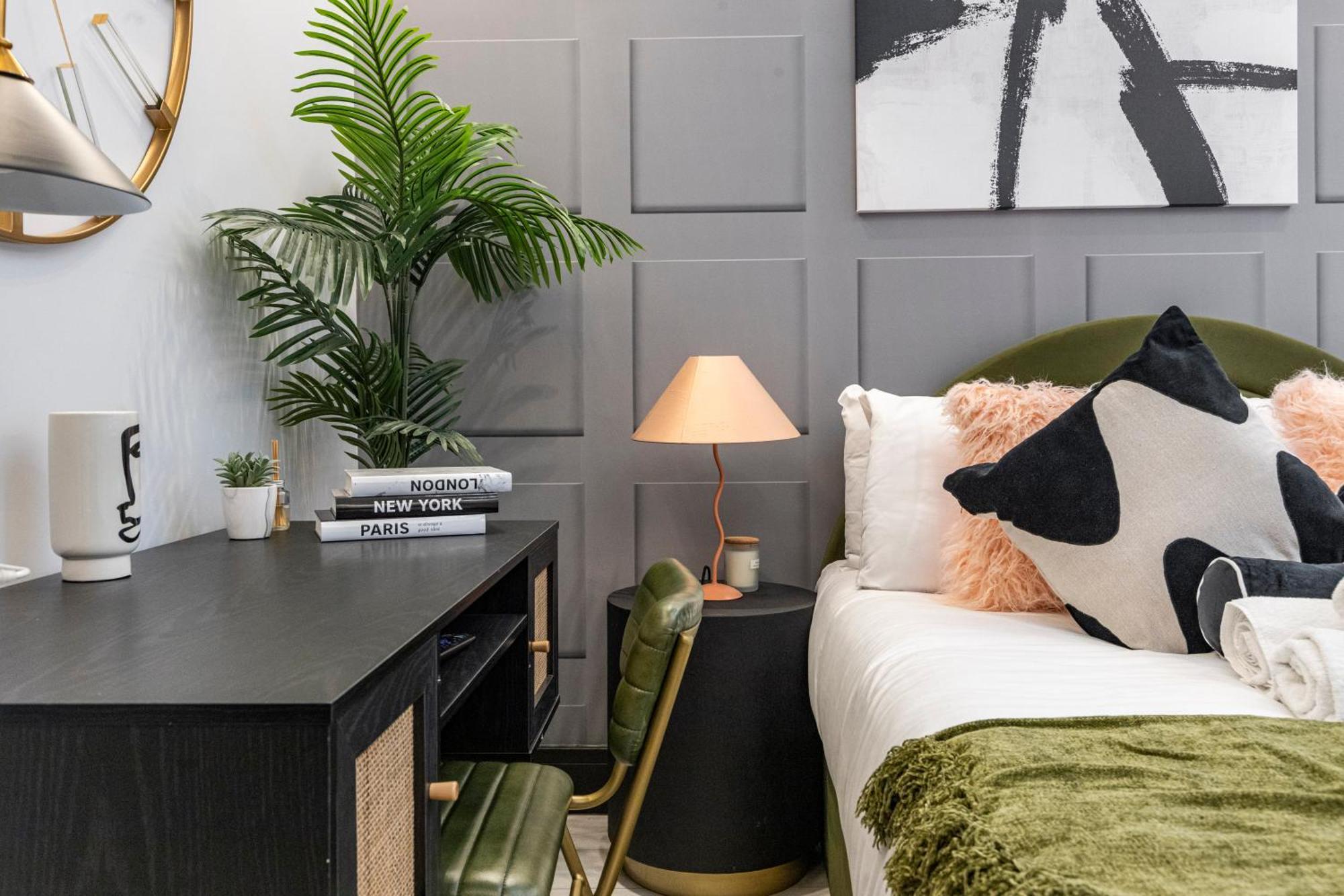 Unwind In Style 2Br With Cozy Backyard For Groups Lejlighed London Eksteriør billede