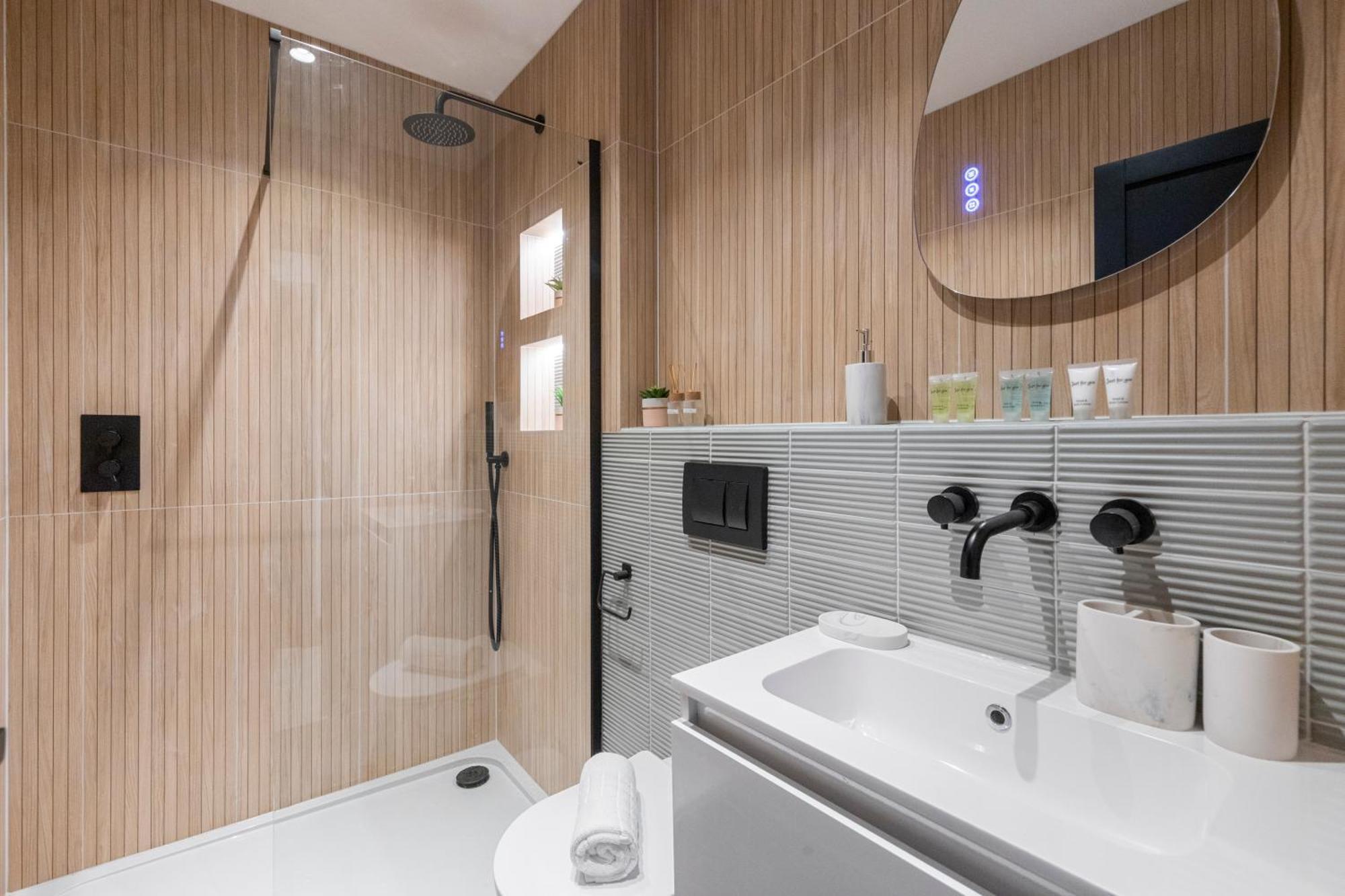 Unwind In Style 2Br With Cozy Backyard For Groups Lejlighed London Eksteriør billede