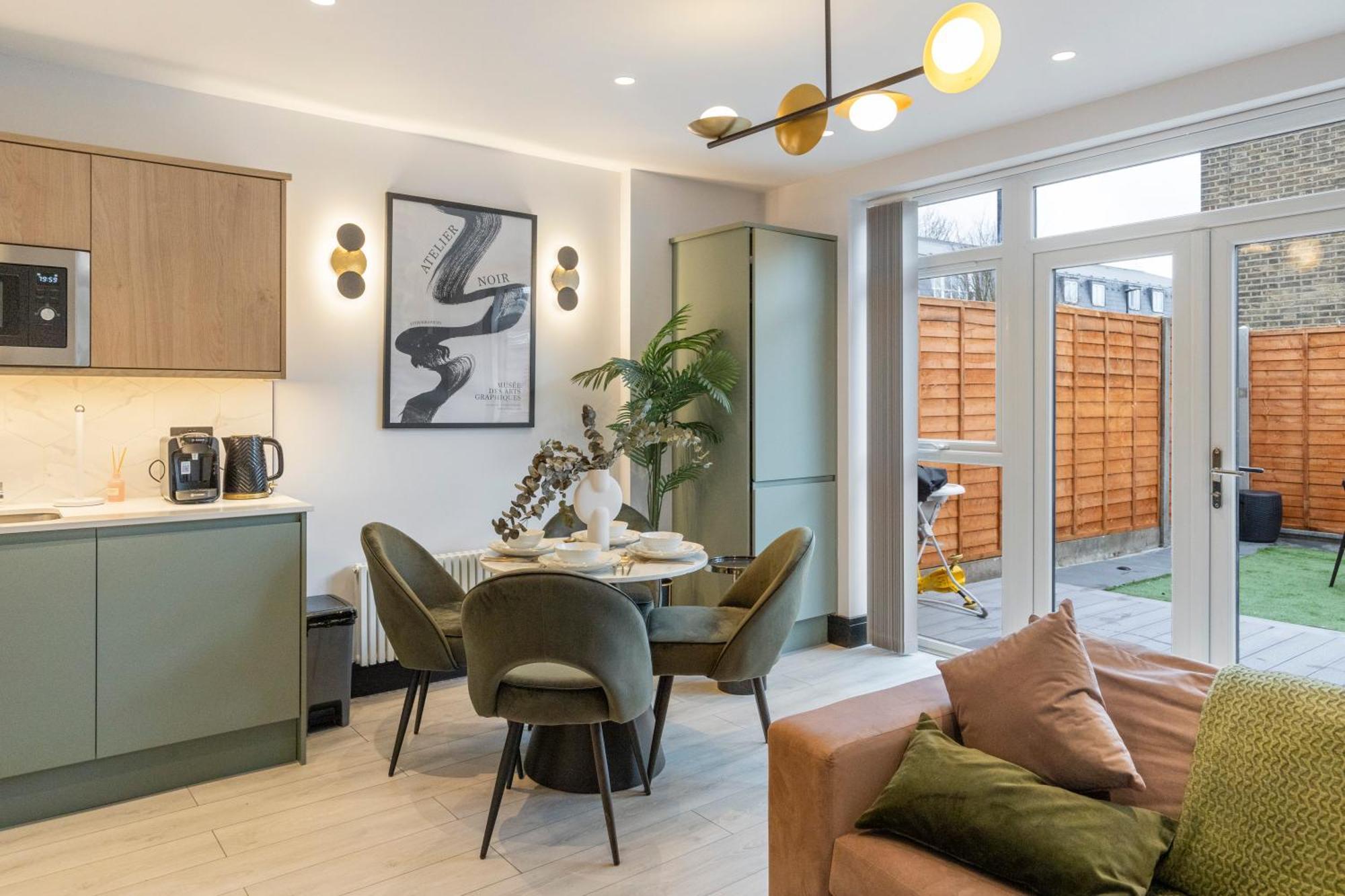 Unwind In Style 2Br With Cozy Backyard For Groups Lejlighed London Eksteriør billede
