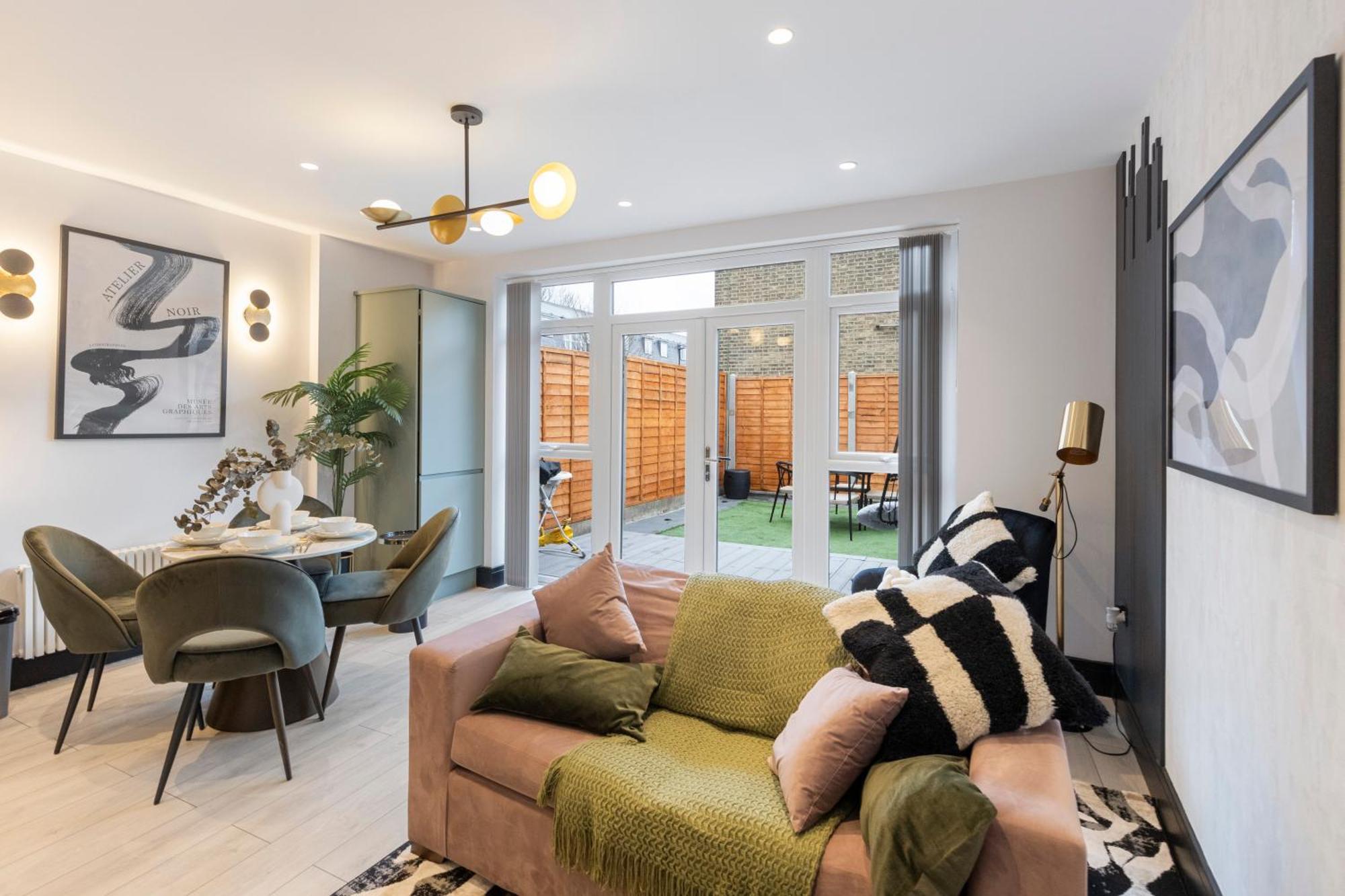 Unwind In Style 2Br With Cozy Backyard For Groups Lejlighed London Eksteriør billede