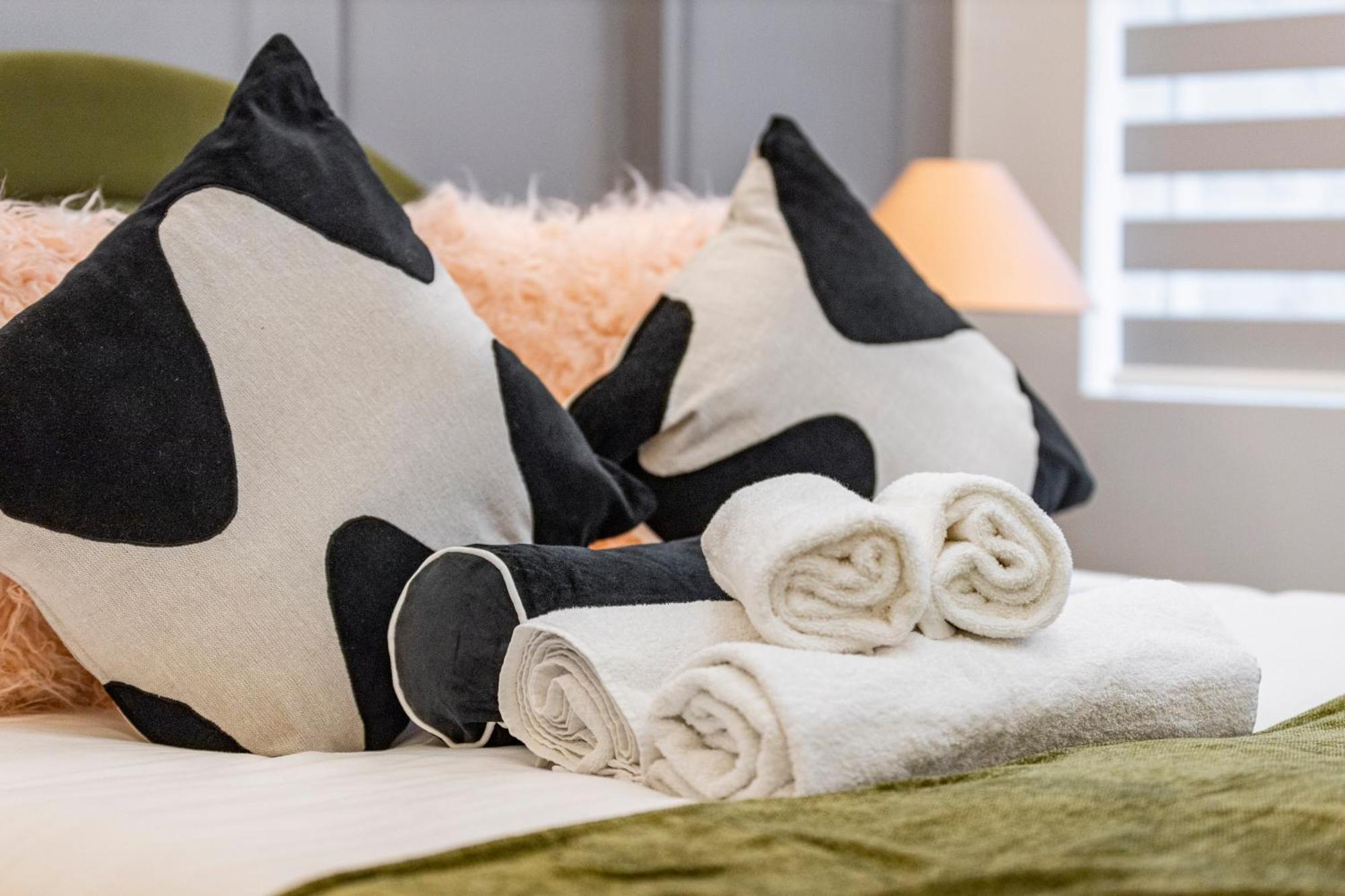 Unwind In Style 2Br With Cozy Backyard For Groups Lejlighed London Eksteriør billede
