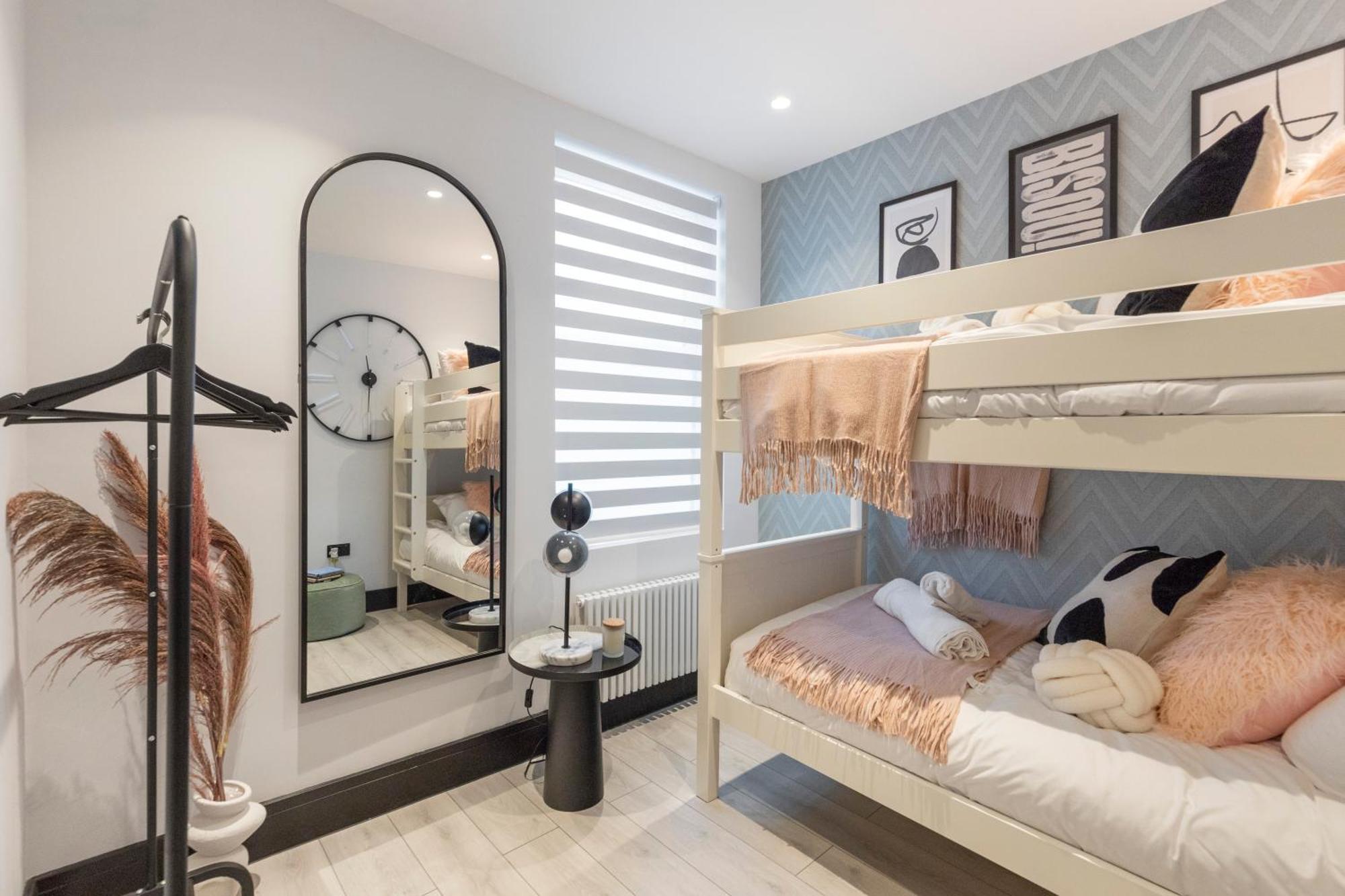 Unwind In Style 2Br With Cozy Backyard For Groups Lejlighed London Eksteriør billede