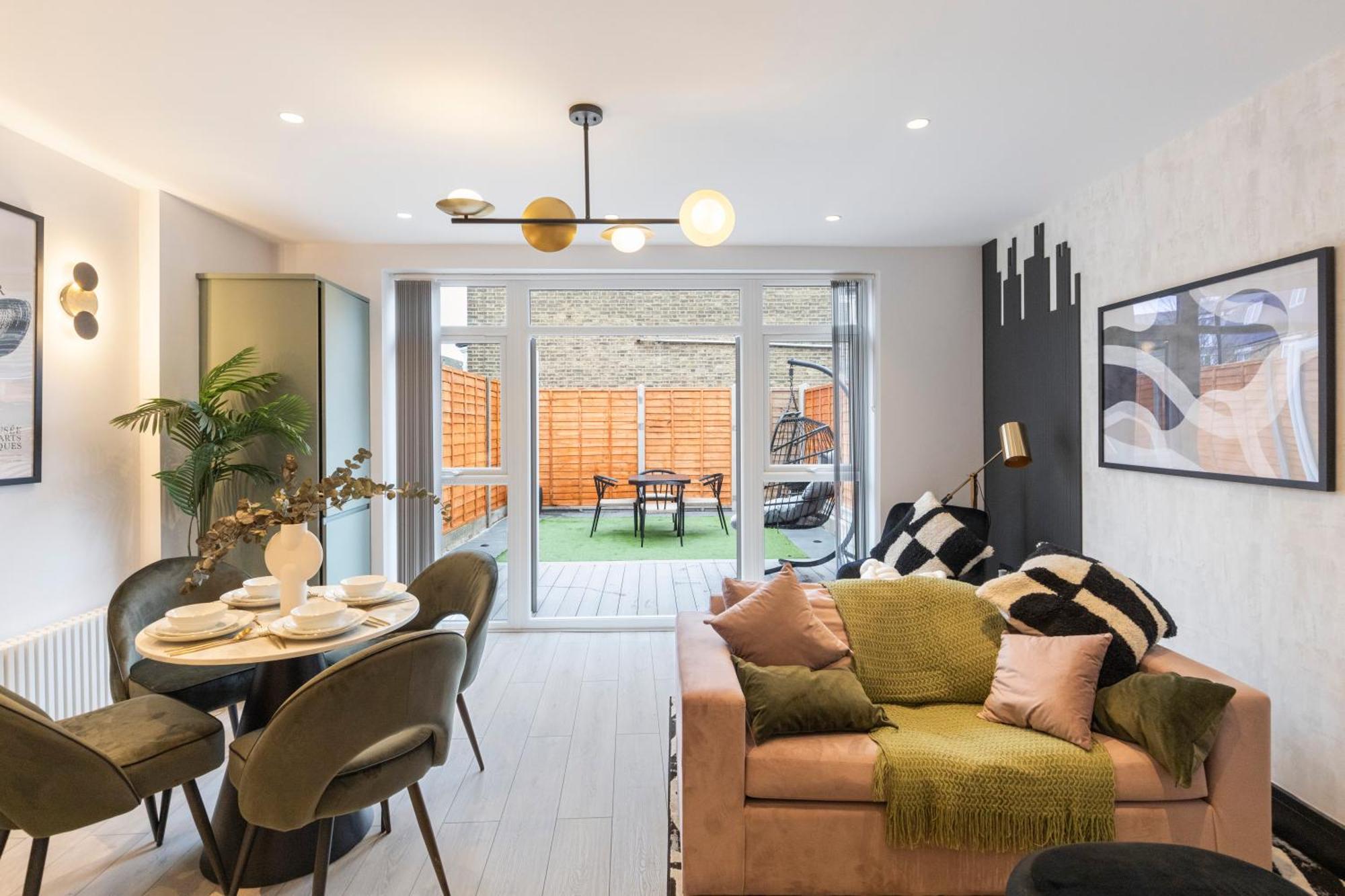Unwind In Style 2Br With Cozy Backyard For Groups Lejlighed London Eksteriør billede