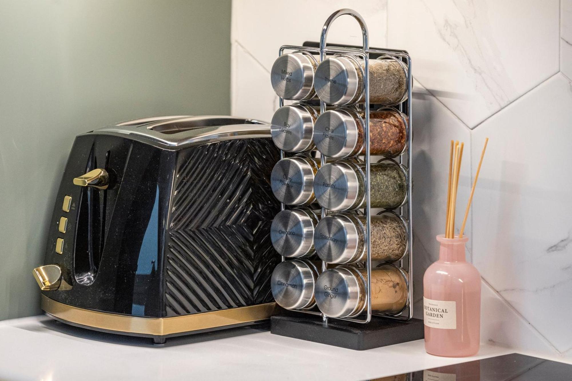 Unwind In Style 2Br With Cozy Backyard For Groups Lejlighed London Eksteriør billede