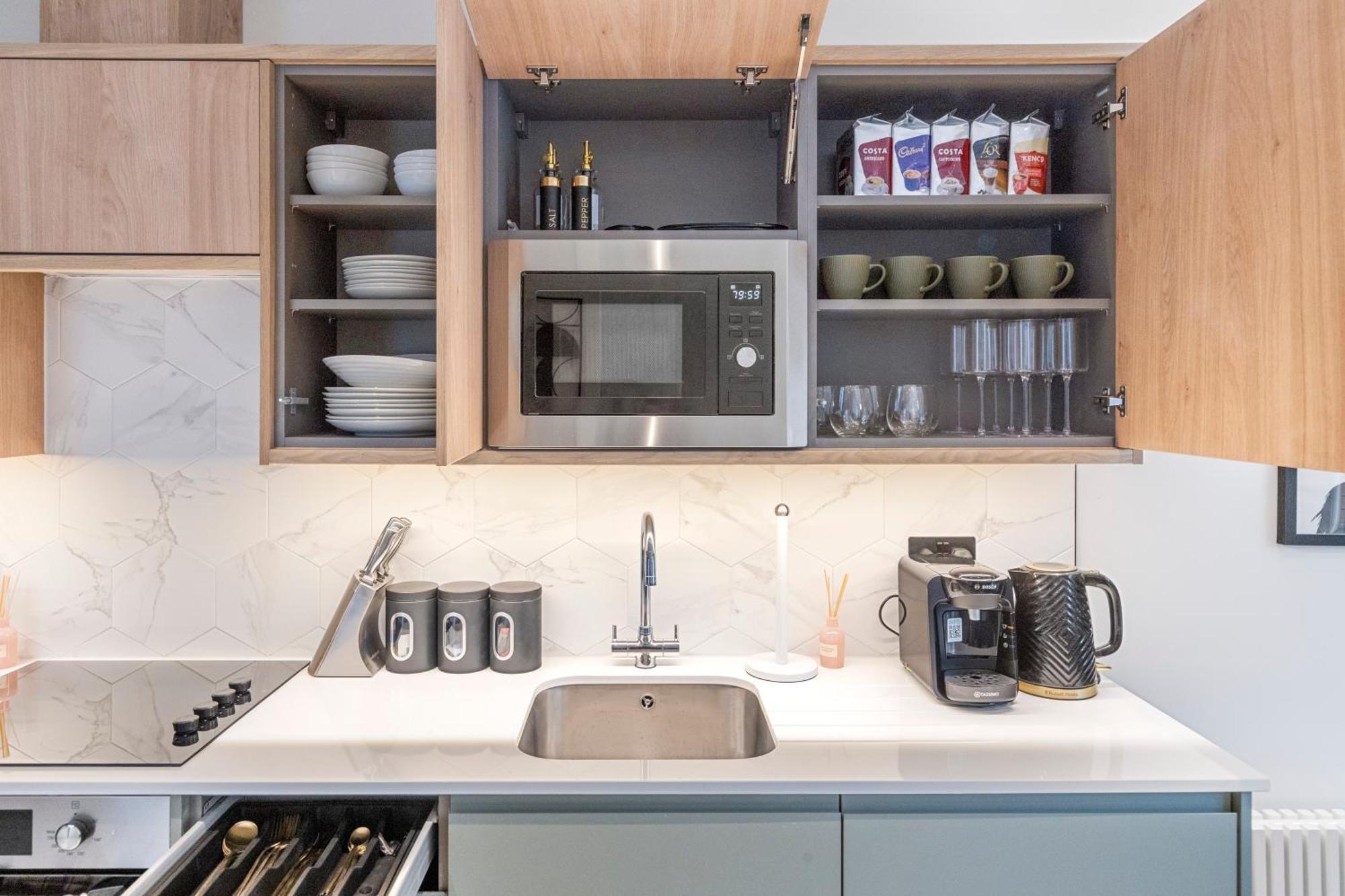 Unwind In Style 2Br With Cozy Backyard For Groups Lejlighed London Eksteriør billede