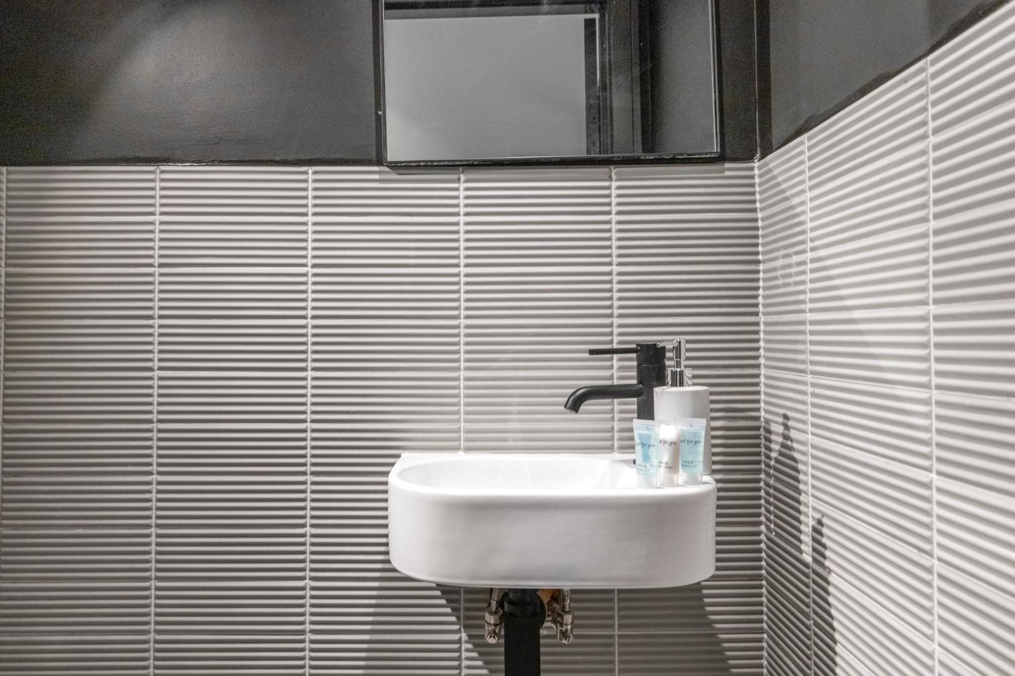 Unwind In Style 2Br With Cozy Backyard For Groups Lejlighed London Eksteriør billede