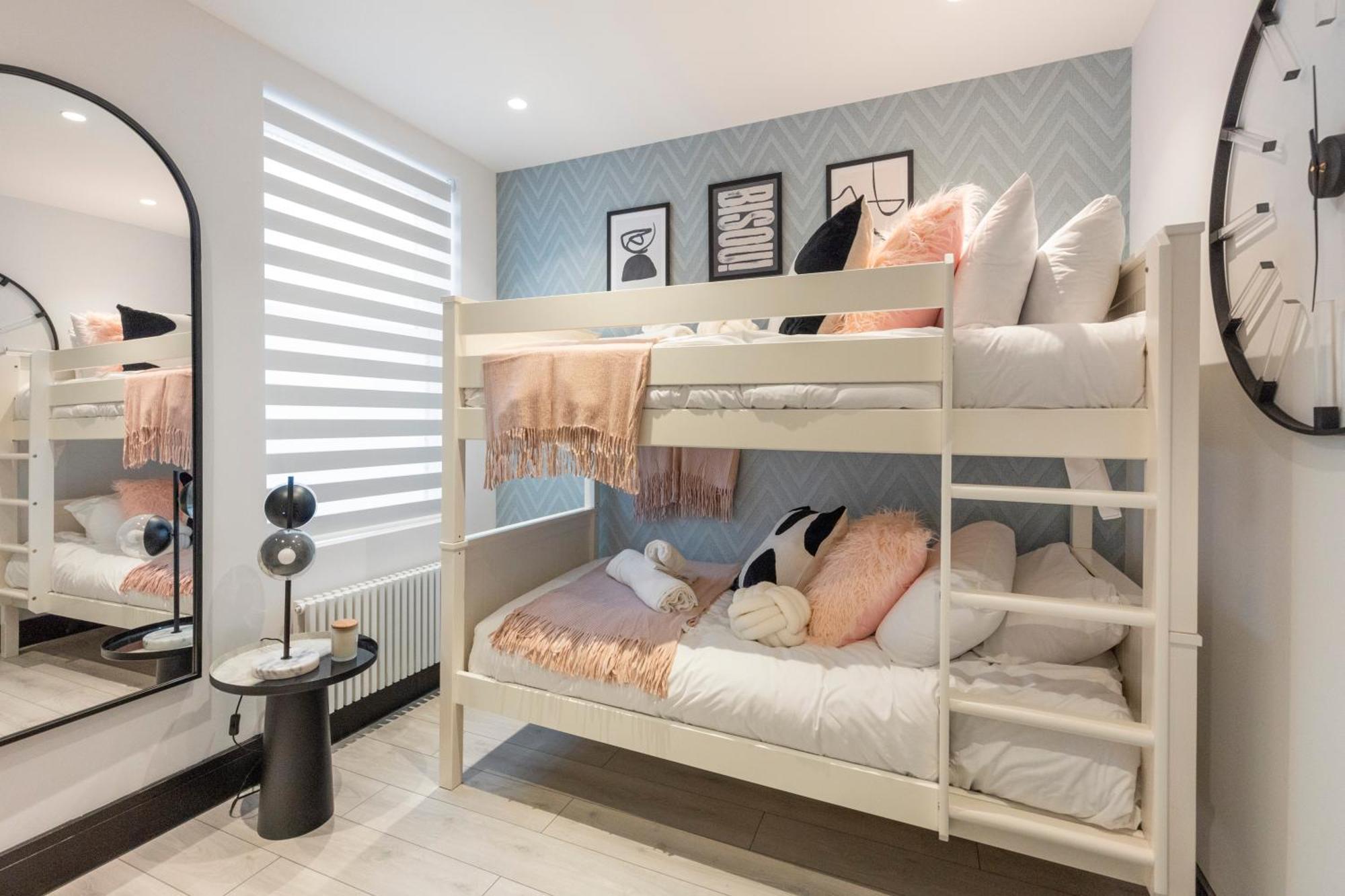 Unwind In Style 2Br With Cozy Backyard For Groups Lejlighed London Eksteriør billede