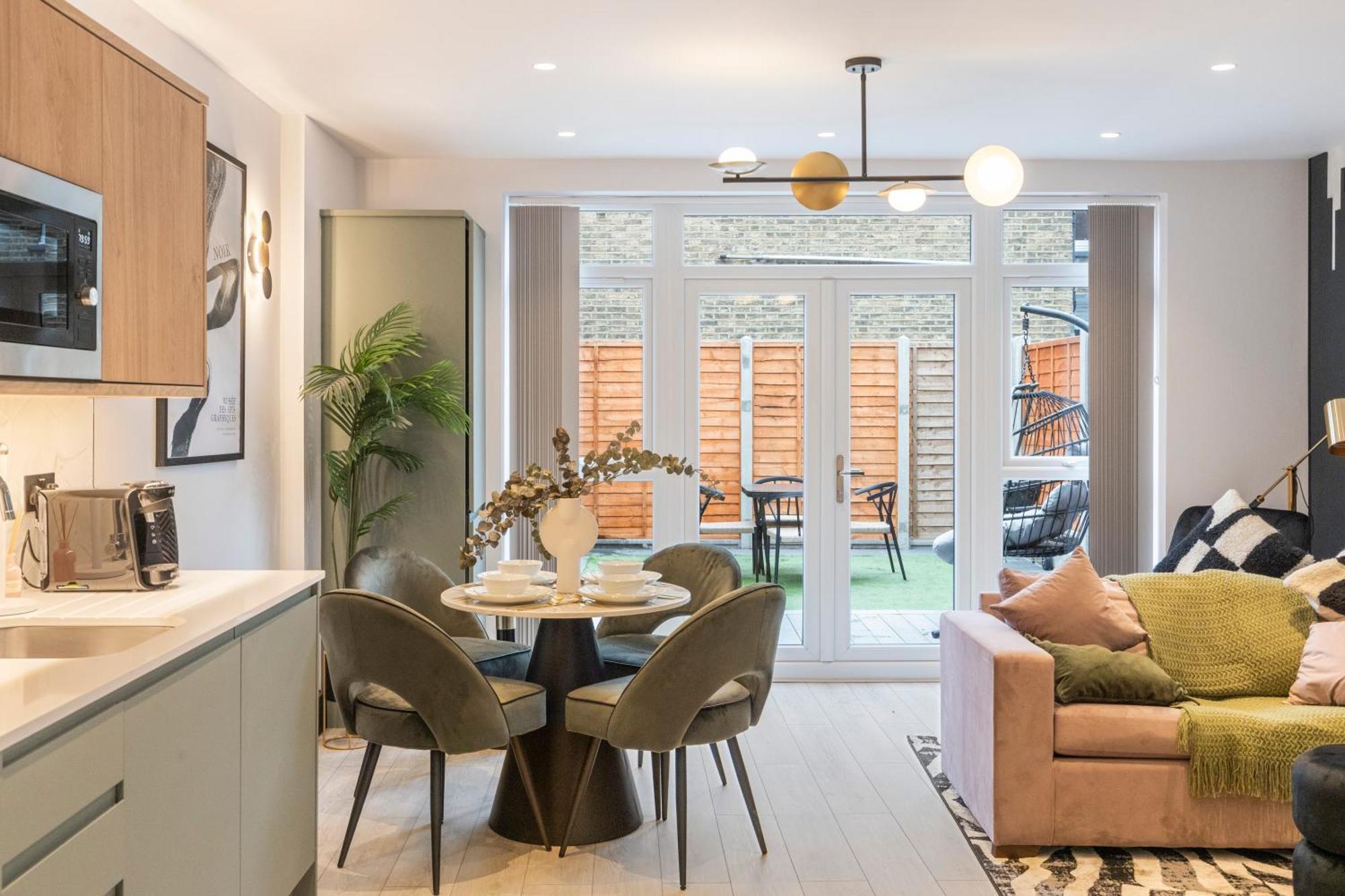 Unwind In Style 2Br With Cozy Backyard For Groups Lejlighed London Eksteriør billede