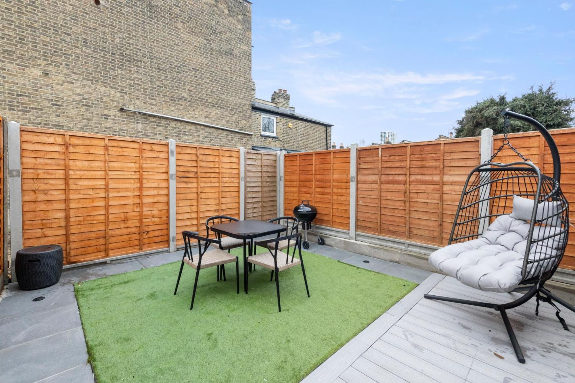 Unwind In Style 2Br With Cozy Backyard For Groups Lejlighed London Eksteriør billede