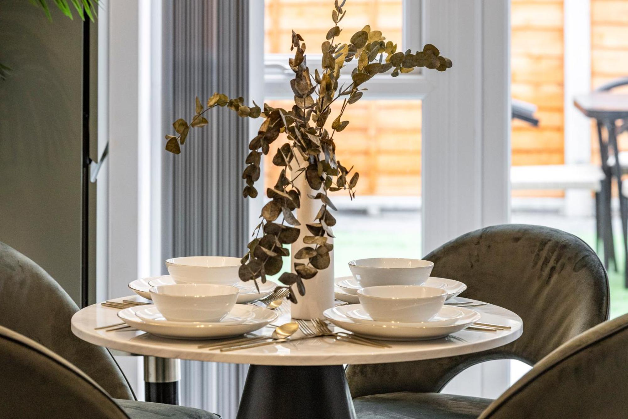 Unwind In Style 2Br With Cozy Backyard For Groups Lejlighed London Eksteriør billede
