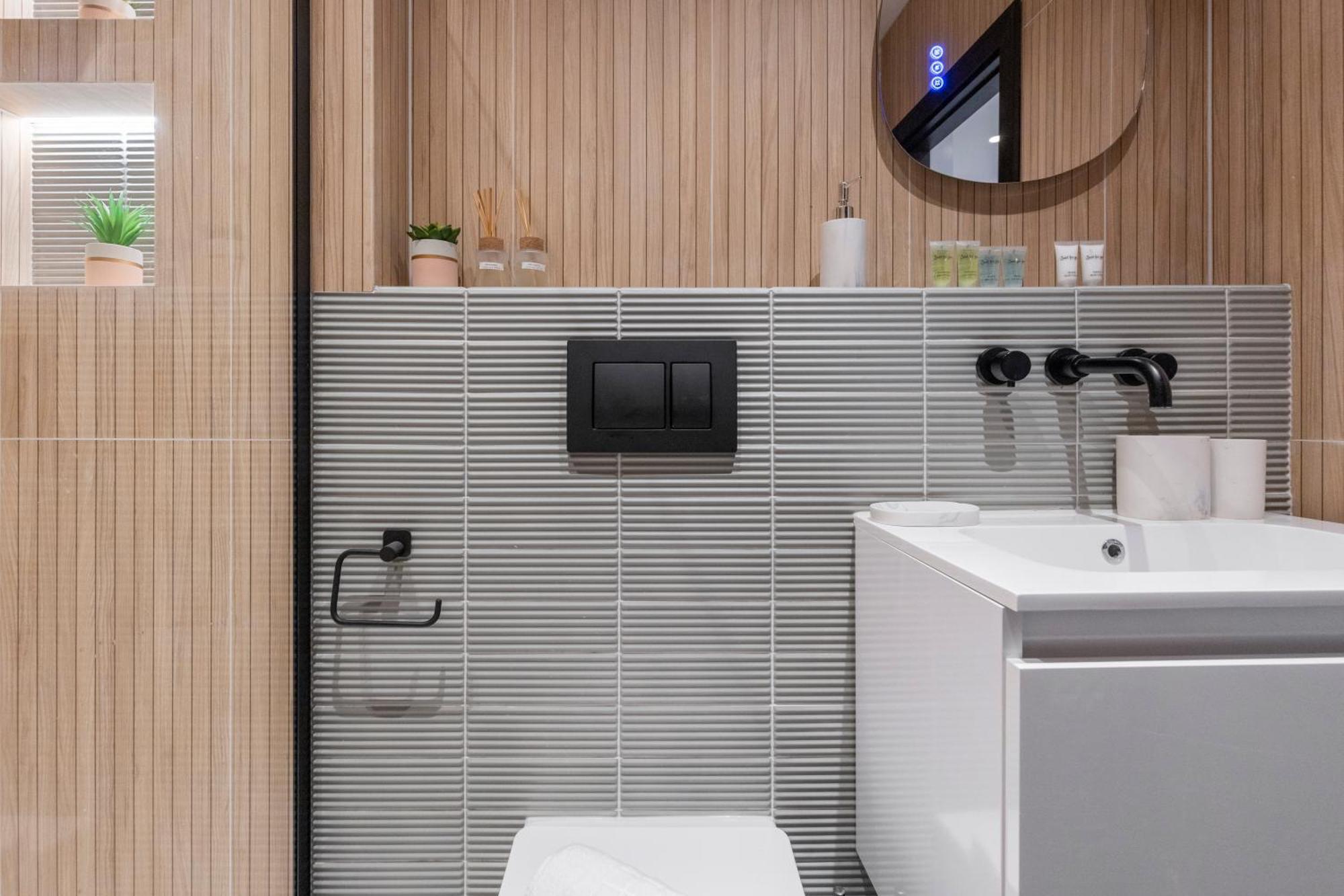 Unwind In Style 2Br With Cozy Backyard For Groups Lejlighed London Eksteriør billede